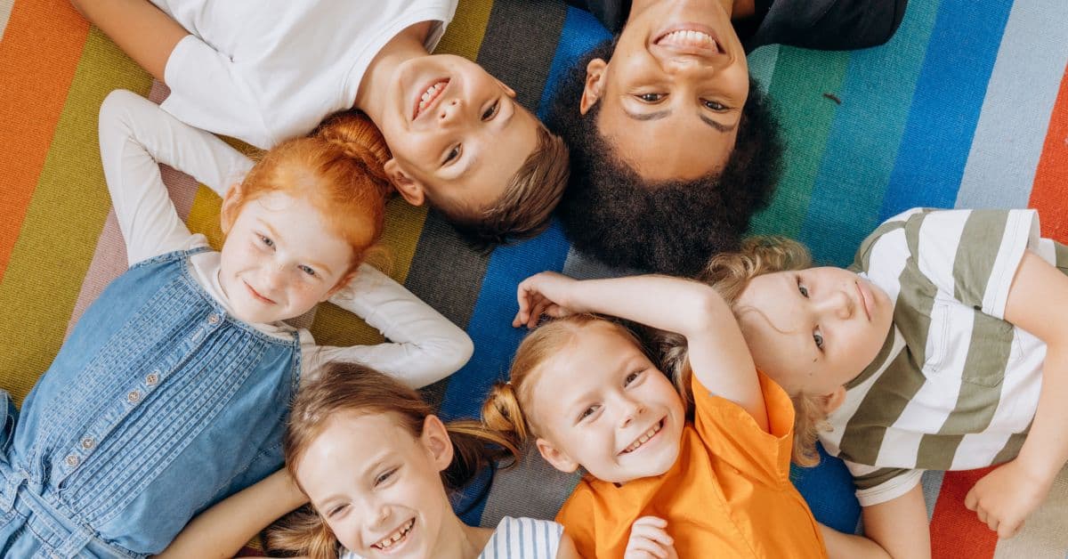 Niños juntos sonrientes esperando su futuro con un plan de ahorro universitario