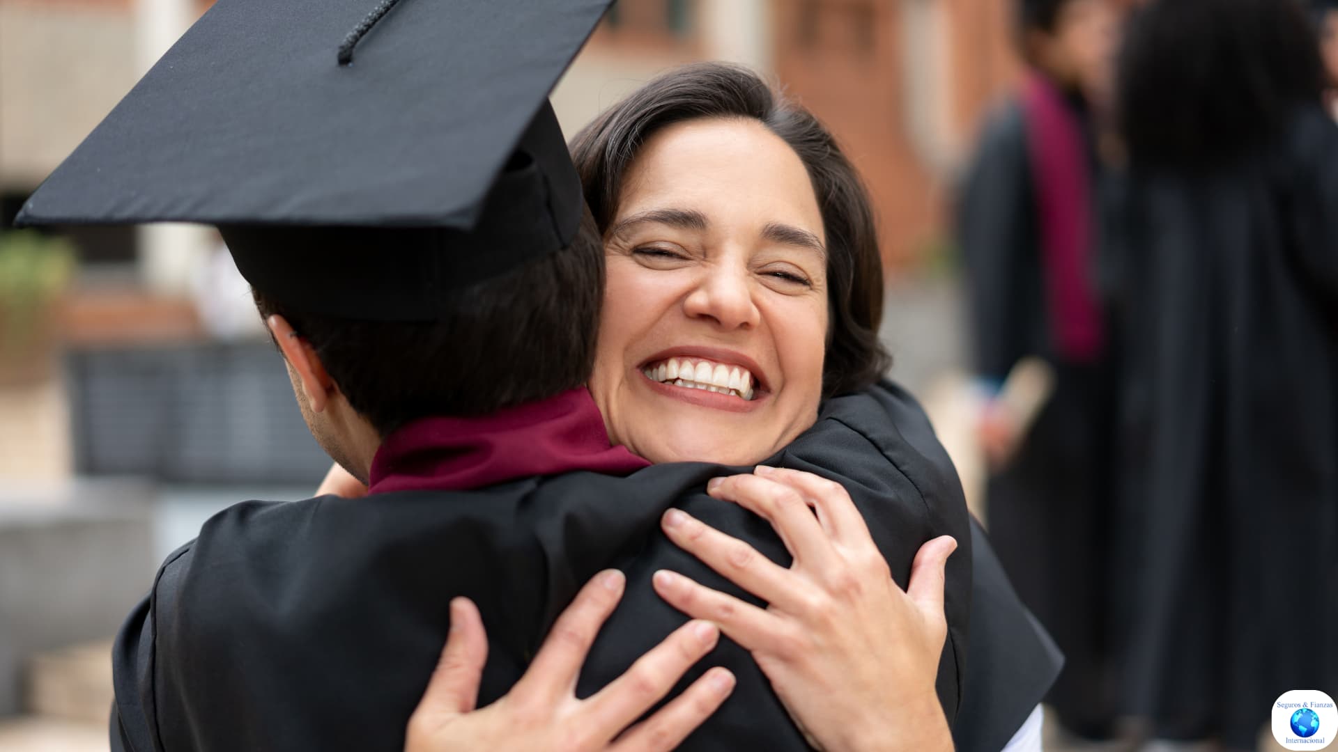 Una madre abrazando a su hijo en su graduación gracias a un Plan de Ahorro Universitario