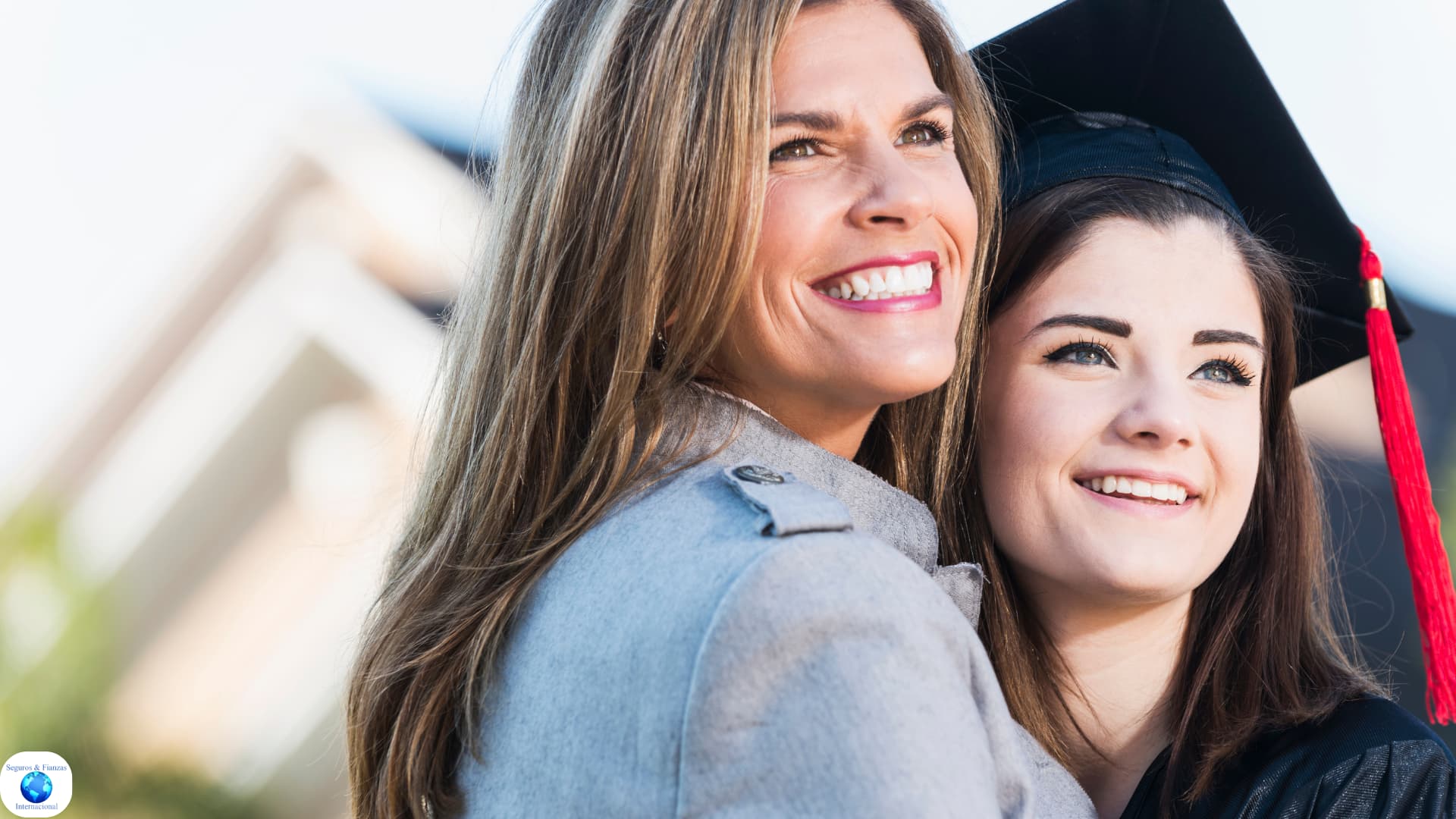 Una madre feliz con su hija en su graduación que lo hizo posible con un Plan de Ahorro Universitario