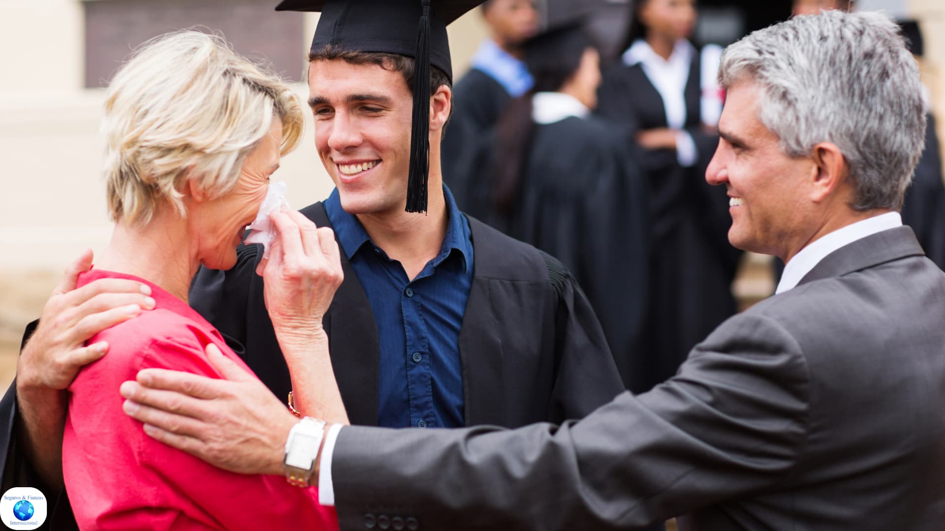 Padres de familia emocionados en la graduación de su hijo gracias a su Plan de Ahorro Universitario