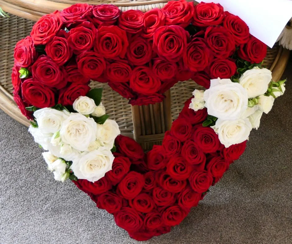 Hermoso arreglo floral para recordar a un familiar que ha fallecido y que cuenta con el apoyo de un Seguro de Servicios Funerarios